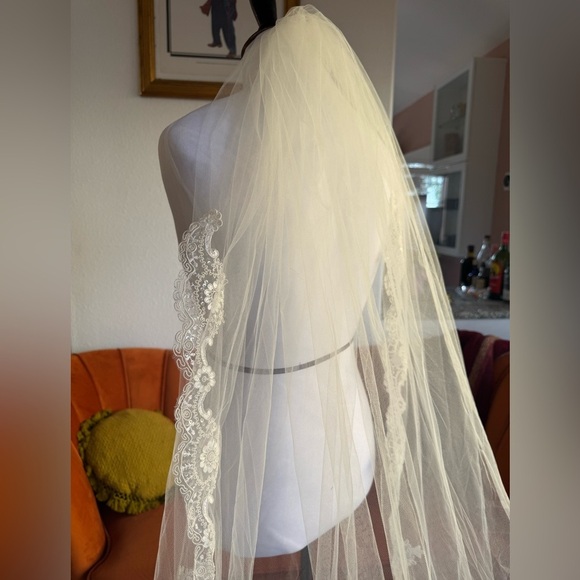 Lace Edge Bridal Veil - Picture 3 of 5